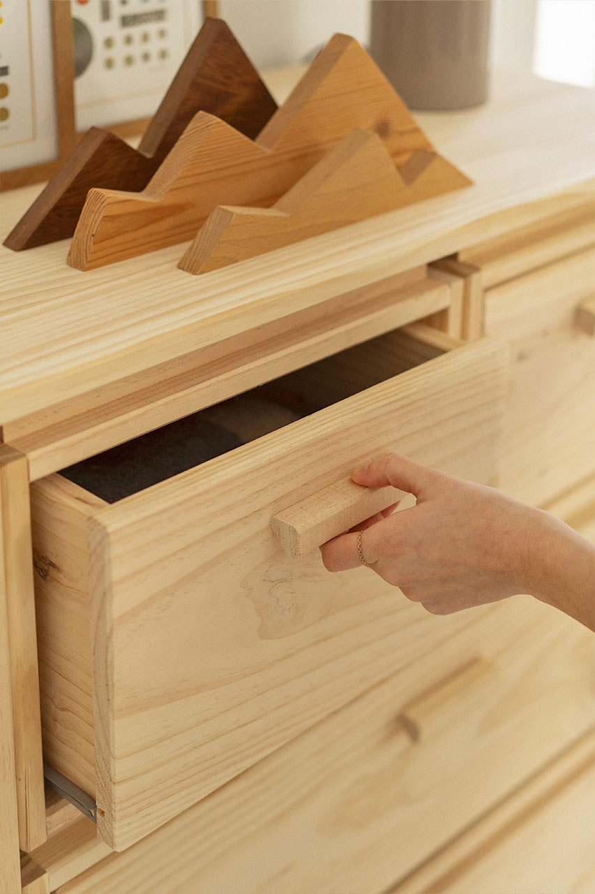 Imagen de ambiente 8 para:Armario de madera maciza con cajones y patas